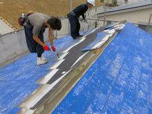 古い屋根材をはがす