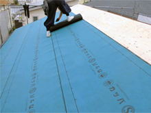 ルーフィングを貼る