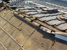 古い瓦を撤去中 棟の換気穴部分